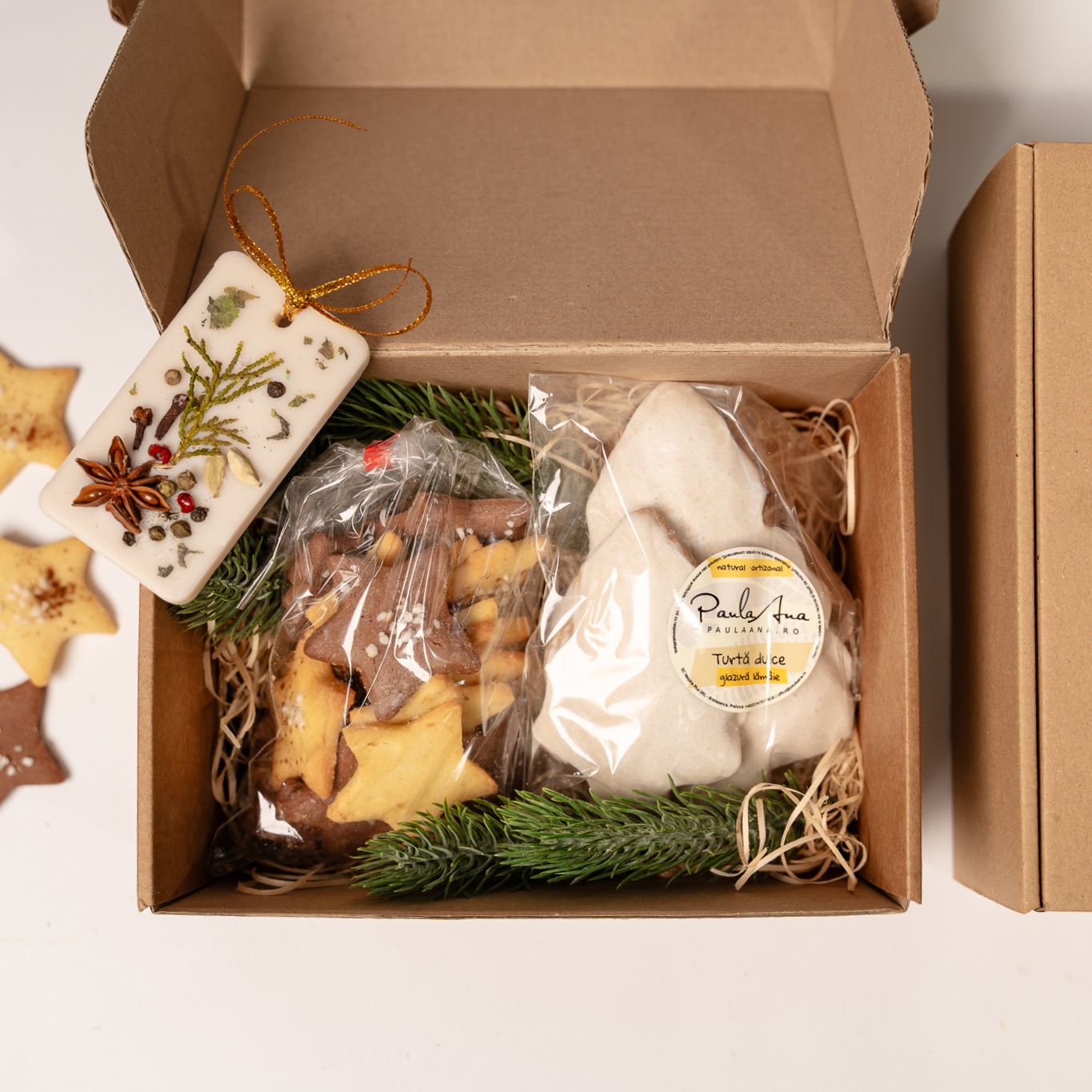 cadou_artizanal_craciun_CM2503 Cutie cadou «Sărbători parfumate» cu biscuiți de casă, turtă dulce și ornament parfumat din ceară