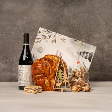Coș cadou «Crăciun în pădure» cu vin roșu, cozonac împletit, praline și ornament brad din lemn