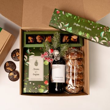 Coș cadou «Crăciun artizanal» cu vin roșu Corcova, cozonac, praline și cutie verde de sărbători