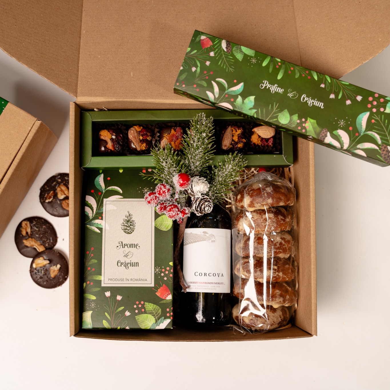cadouri_corporate_craciun_CM2504 Coș cadou «Crăciun artizanal» cu vin roșu Corcova, cozonac, praline și cutie verde de sărbători