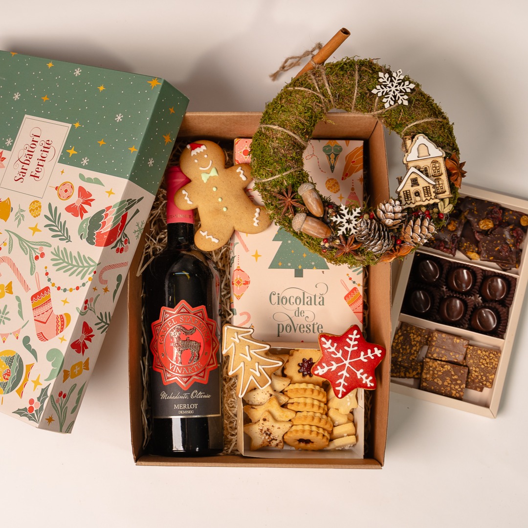 Coș cadou gourmet pentru companii cu vin roșu, coroniță naturală, turtă dulce, fursecuri și praline artizanale