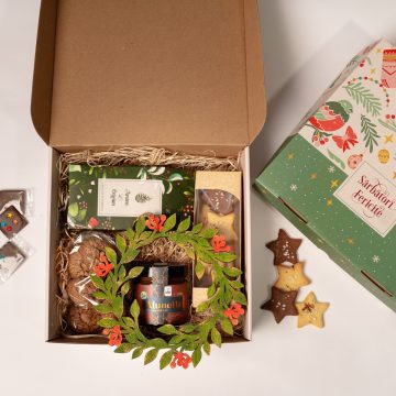 Cutie cadou «Crăciun artistic» Egoodies cu coroniță pictată manual, borcan cu cremă, biscuiți și ciocolată artizanală