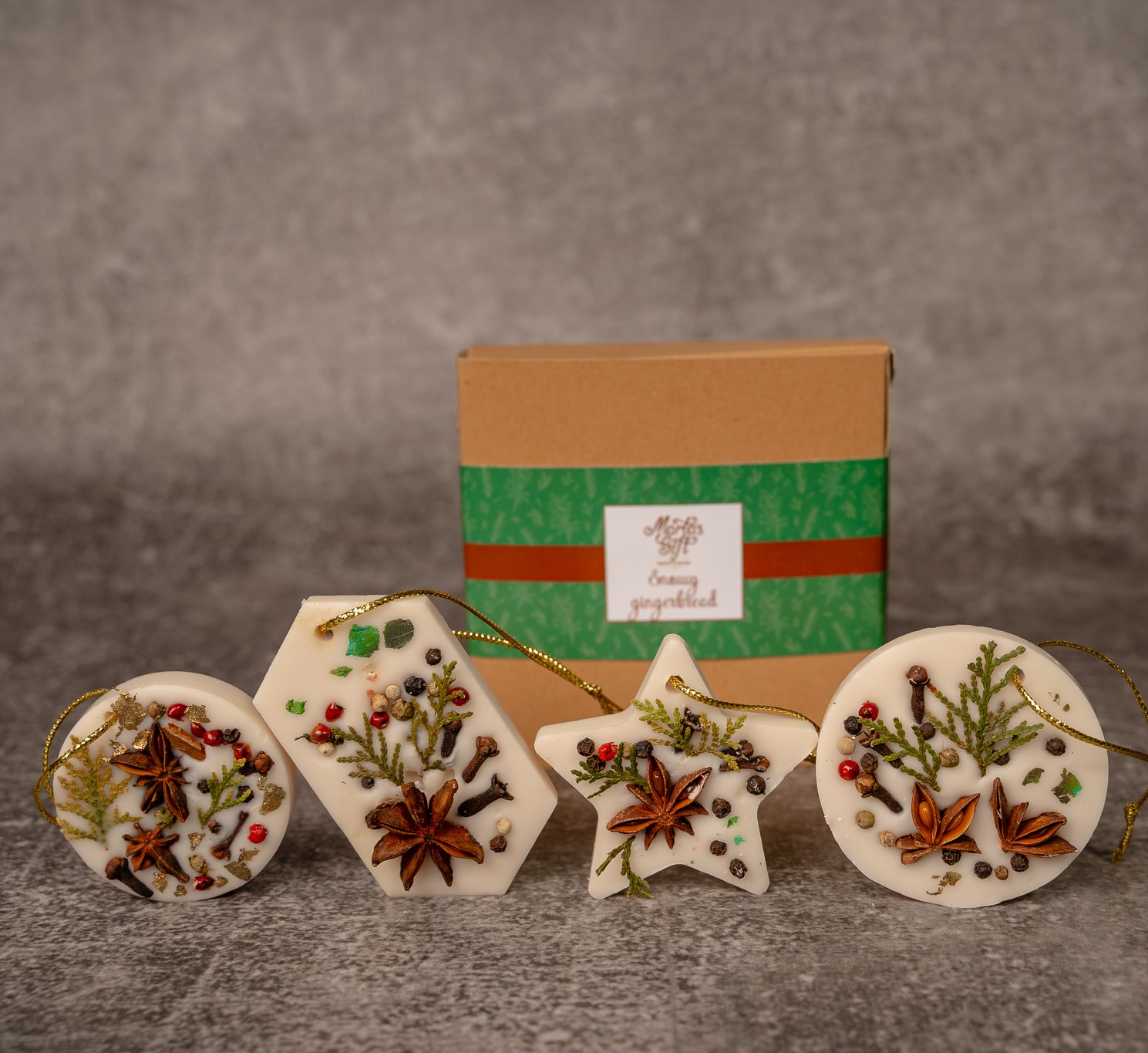 cadouri_craciun_ceara_soia_CM2502 Ornamente parfumate din ceară de soia cu flori uscate și anason stelat, în cutie kraft – cadou Egoodies «Crăciun parfumat»